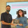 Primer premio de FotoEnfermería 2020, categoría Instagram. Eva C. Montero (cha.) recibe el premio de Antonio Quitero, vocal matrón del Colegio Enfermería de Guadalajara